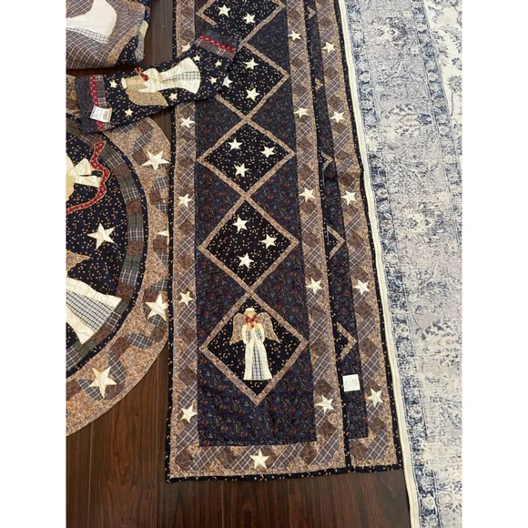 Vintage Quilted Angel Christmas Set – Tree Skirt, Quilt, 2 Runners & Stocking – - Picture 4 of 15